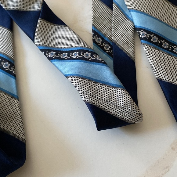Men's Blue and Gray Striped Tie - Picture 4 of 5